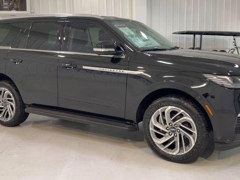New 2026 Lincoln Navigator Premiere AWD/4WD image 3