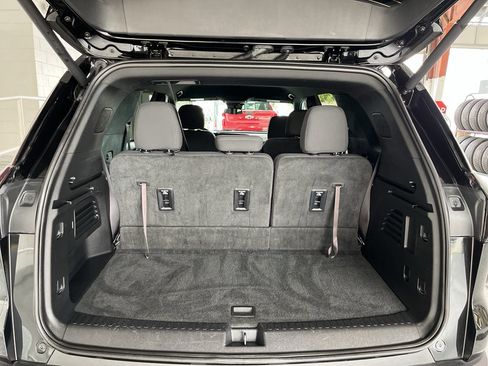 Used 2025 Chevrolet Traverse LT image 8