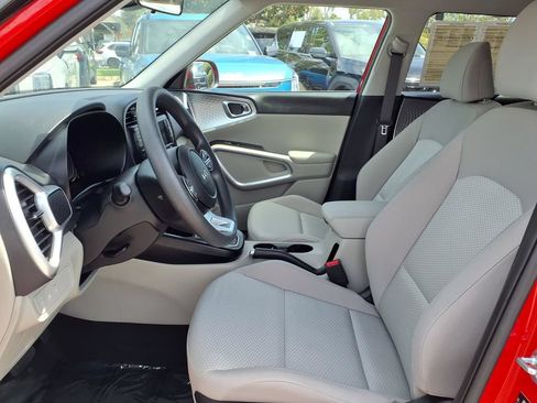Certified 2025 Kia Soul LX w/ LX Technology Package FWD image 6