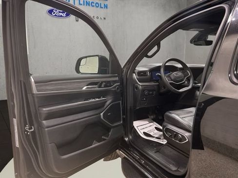 Used 2023 Jeep Wagoneer L Series II AWD/4WD image 11