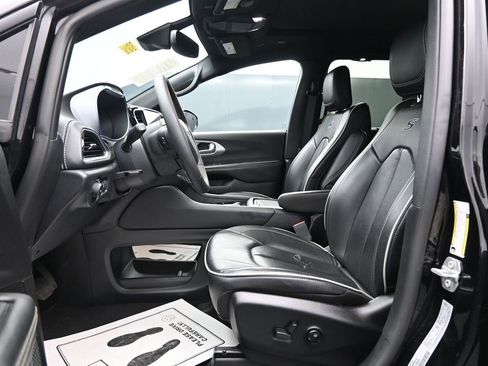 Used 2025 Chrysler Pacifica Limited FWD image 9