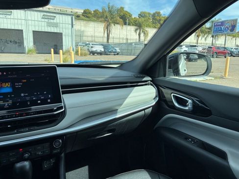 Used 2025 Jeep Compass Limited image 36