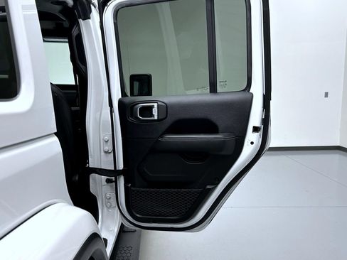 Used 2019 Jeep Wrangler Unlimited Sahara AWD/4WD image 17