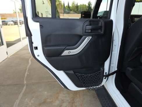 Used 2015 Jeep Wrangler Unlimited Sahara w/ Connectivity Group AWD/4WD image 27