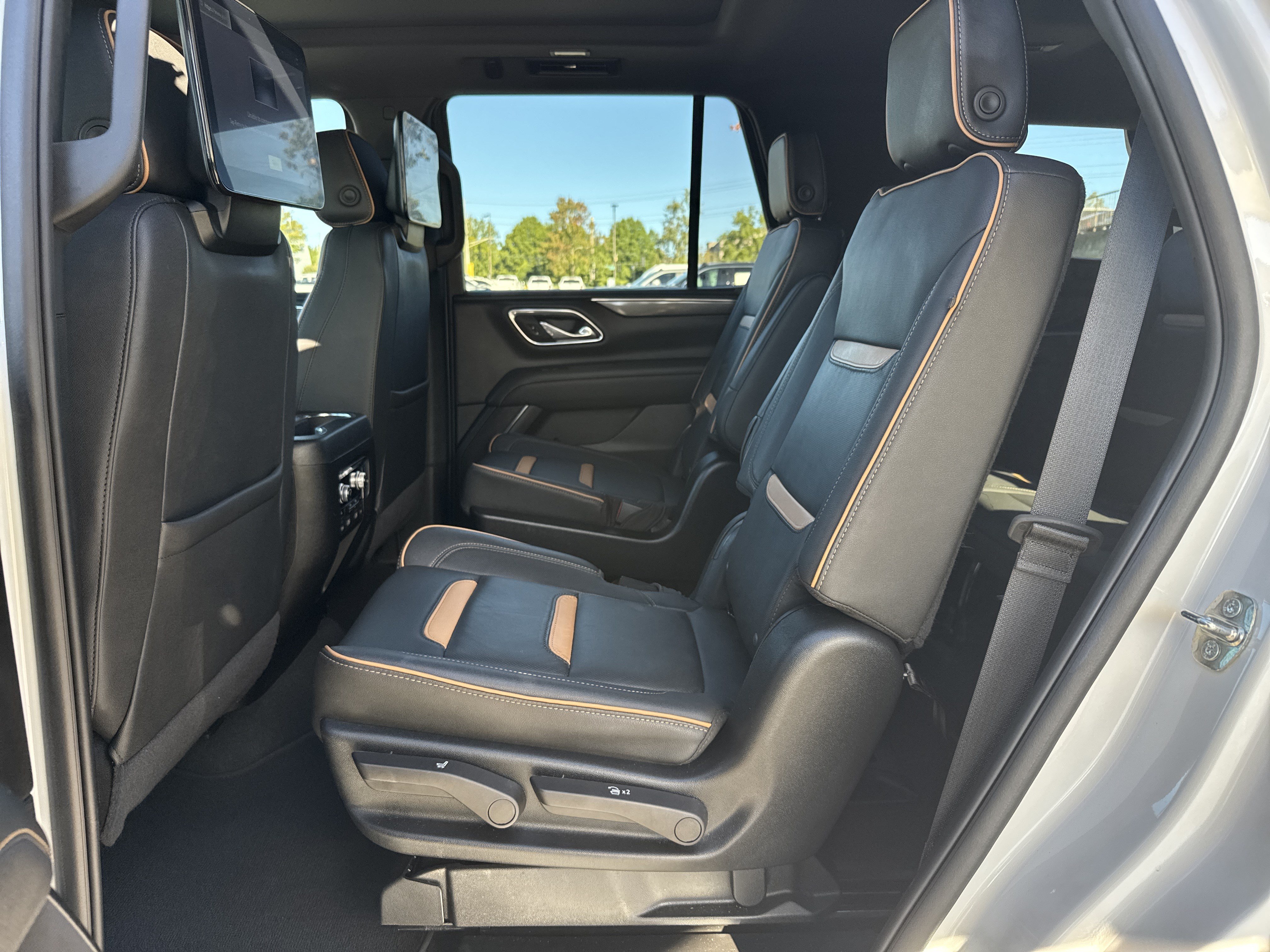 Used 2024 GMC Yukon AT4 w/ AT4 Premium Plus Package AWD/4WD image 33