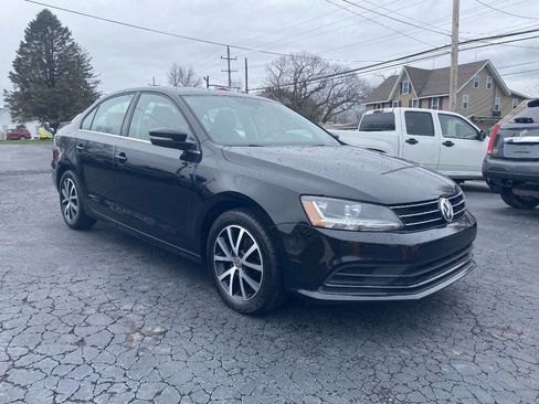Used 2017 Volkswagen Jetta SE image 3