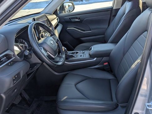 Certified 2024 Toyota Highlander XLE image 13