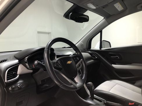 Used 2022 Chevrolet Trax LT w/ LT Convenience Package image 18