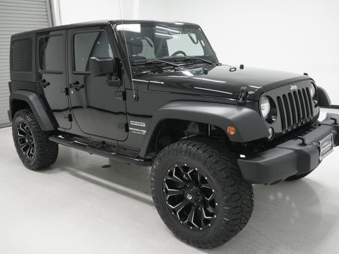 Used 2018 Jeep Wrangler Unlimited Sport S image 3