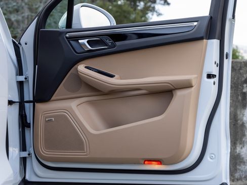 Certified 2025 Porsche Macan image 48