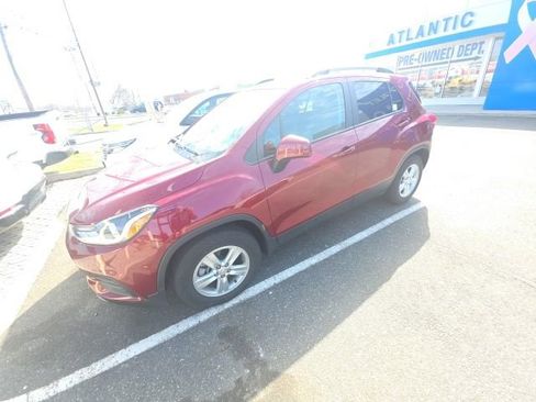 Certified 2022 Chevrolet Trax LT w/ LT Convenience Package image 2