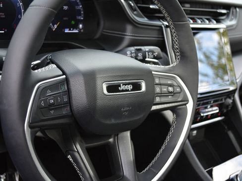 Certified 2024 Jeep Grand Cherokee Altitude AWD/4WD image 11