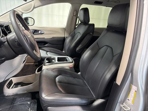 Used 2024 Chrysler Pacifica Touring-L FWD image 5