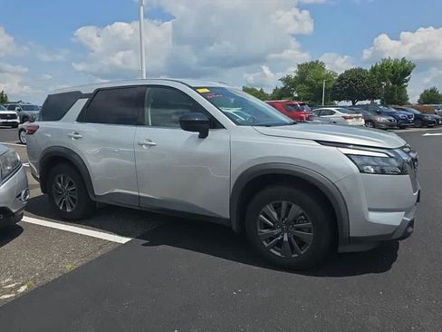 Used 2024 Nissan Pathfinder S AWD/4WD image 2