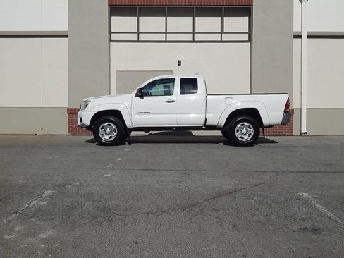 Used 2015 Toyota Tacoma PreRunner w/ SR5 Package image 12