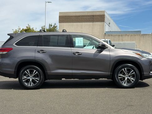 Used 2019 Toyota Highlander Plus w/ Carpet Mat Package (TMS) FWD image 6