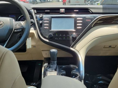 Used 2018 Toyota Camry LE FWD image 14