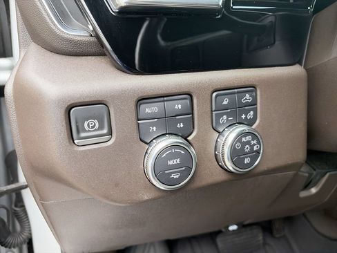Used 2022 GMC Sierra 1500 SLT w/ X31 Off-Road Package AWD/4WD image 25