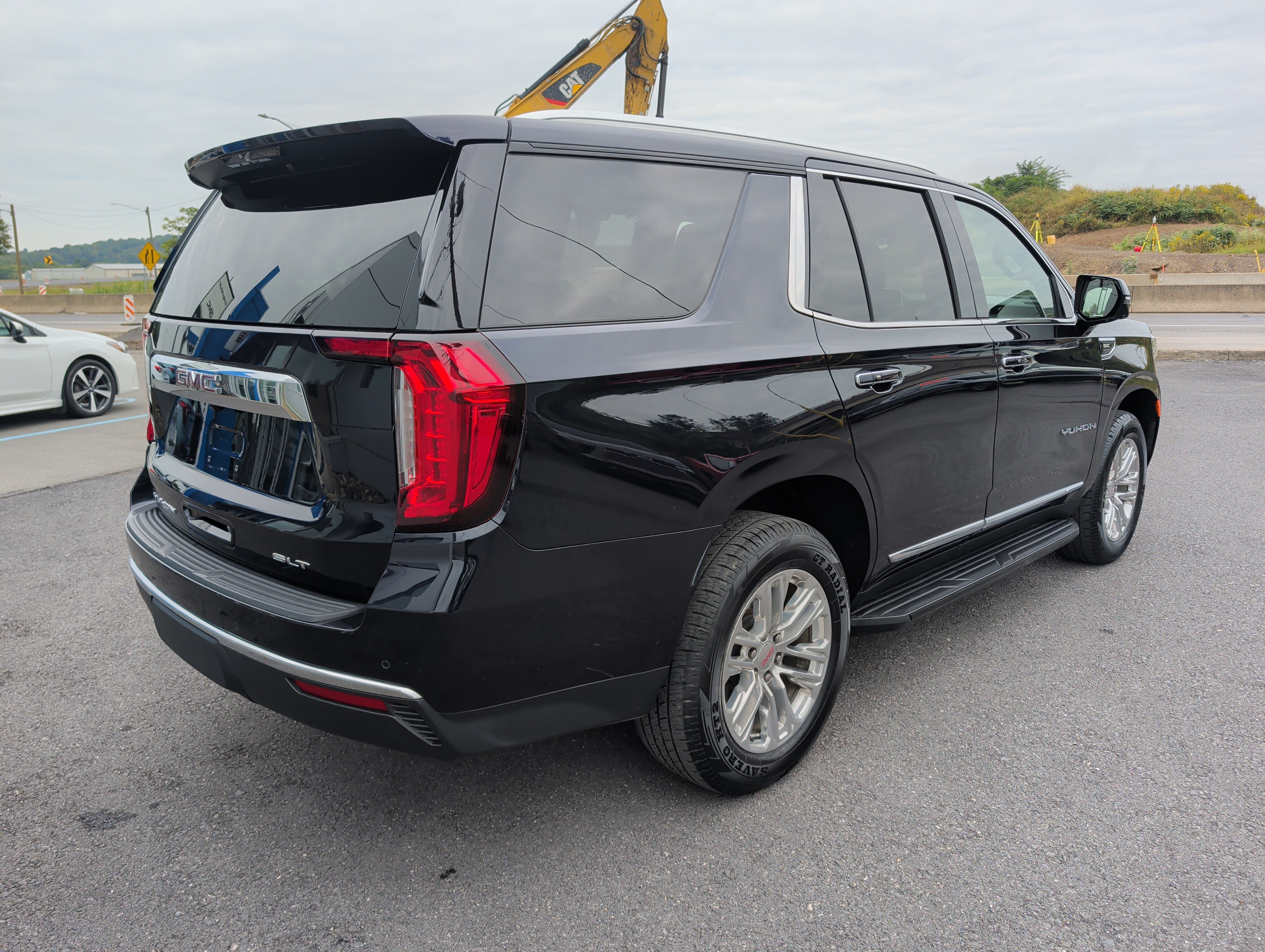 Used 2021 GMC Yukon SLT w/ SLT Luxury Plus Package AWD/4WD image 3