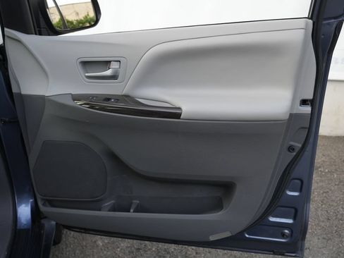 Used 2017 Toyota Sienna XLE Premium FWD image 34