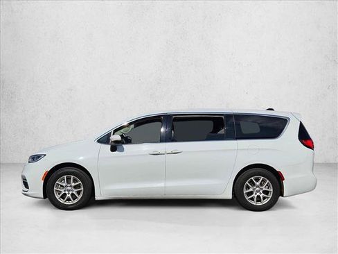 Used 2023 Chrysler Pacifica Touring-L FWD image 8