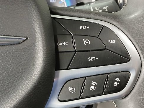 Used 2024 Chrysler Pacifica Touring-L FWD image 30
