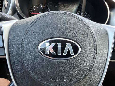 Used 2020 Kia Sorento LX FWD image 31