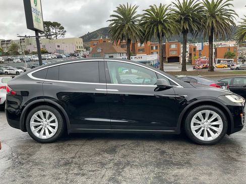 Used 2018 Tesla Model X 75D image 3