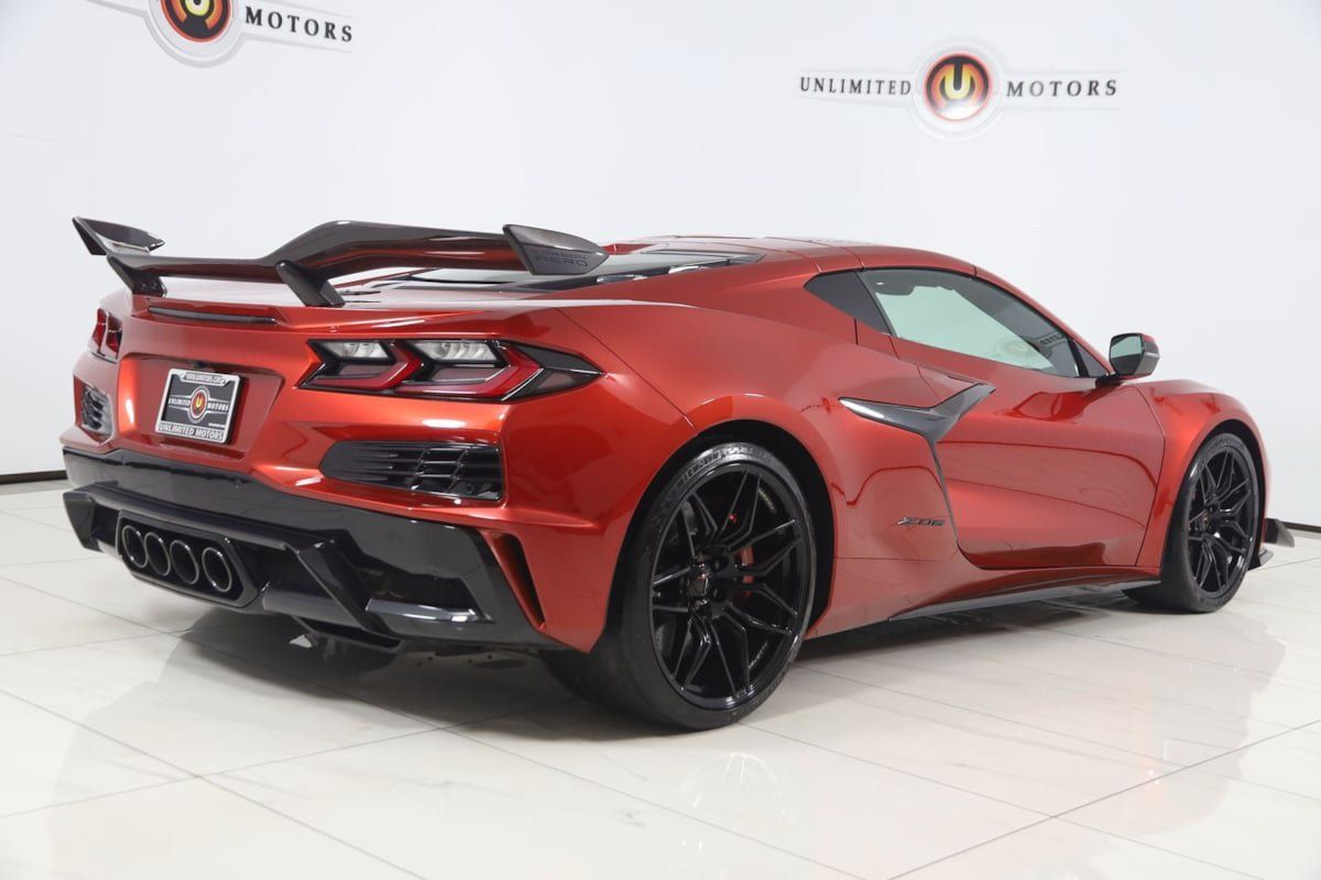 Used 2025 Chevrolet Corvette Z06 w/ Z07 Performance Package RWD image 3