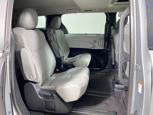 Certified 2025 Toyota Sienna XLE FWD image 10