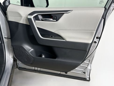 Used 2025 Toyota RAV4 XLE w/ Convenience Package FWD image 32