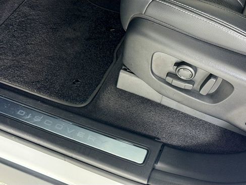 Used 2024 Land Rover Discovery S image 18