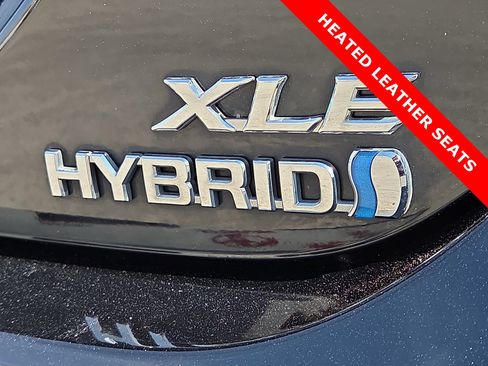 Used 2018 Toyota Camry XLE image 8