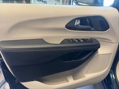 Used 2024 Chrysler Pacifica Touring-L FWD image 36