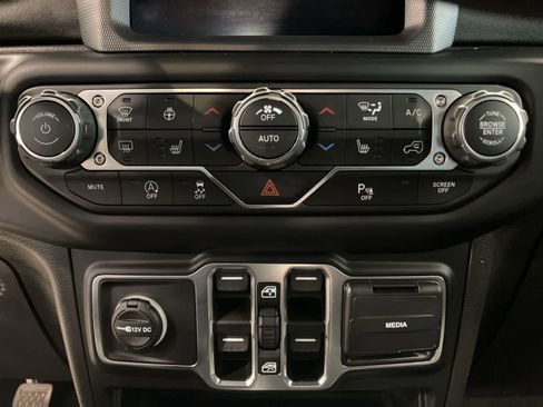 Used 2020 Jeep Wrangler Unlimited Sahara w/ Uconnect 4C Nav & Sound Group AWD/4WD image 17