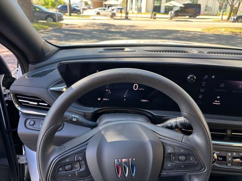 Used 2025 Buick Envista Preferred image 29