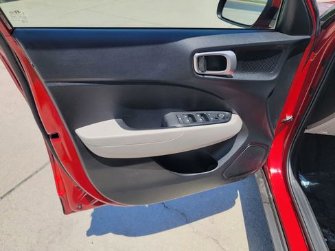Used 2025 Hyundai Venue SEL FWD image 9