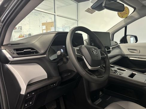 Used 2025 Toyota Sienna XLE image 12