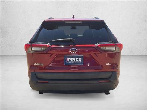 Used 2021 Toyota RAV4 XLE w/ Convenience Package FWD image 7