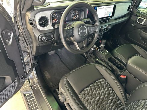 Used 2025 Jeep Gladiator Sport AWD/4WD image 13