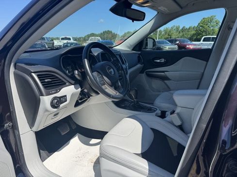 Used 2021 Jeep Cherokee Latitude Plus AWD/4WD image 10