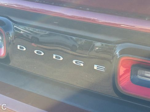 Used 2019 Dodge Challenger SXT image 8