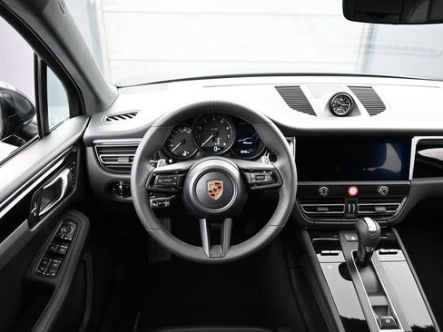 Certified 2026 Porsche Macan AWD/4WD image 17