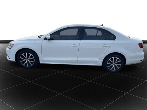 Used 2017 Volkswagen Jetta SE FWD image 2