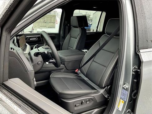 New 2025 Chevrolet Suburban Premier image 9