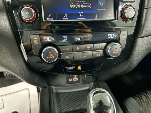 Used 2019 Nissan Rogue SV image 16