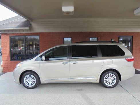 Used 2017 Toyota Sienna XLE Premium image 1