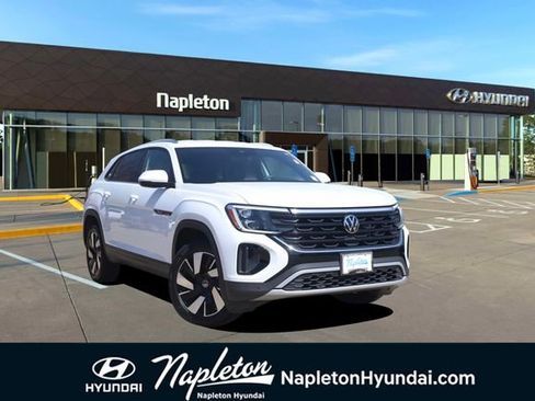 Used 2025 Volkswagen Atlas Cross Sport SE image 1