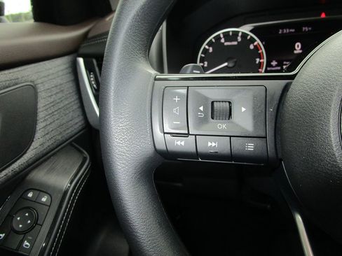 Used 2023 Nissan Rogue SV image 28