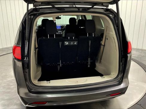 Used 2017 Chrysler Pacifica Touring image 39